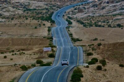 مسارات الويسكي: استكشاف الطرق ذات المناظر الخلابة إلى مصانع التقطير الأكثر ريفية في العالم